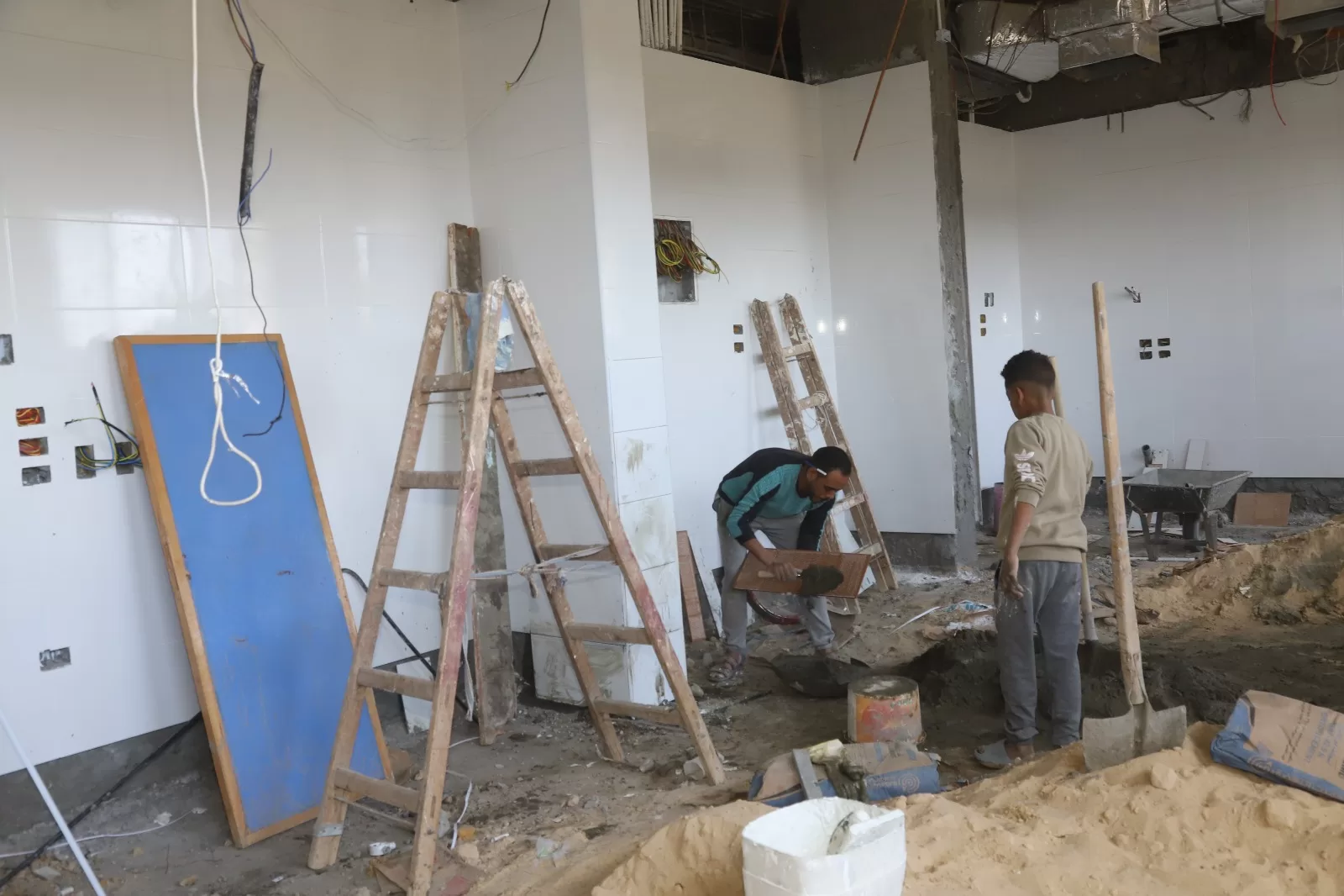 رئيس جامعة قنا يتفقد أعمال تطوير وحدة الغسيل الكلوي بمستشفى الحرم الجامعي 60 - جريدة المساء