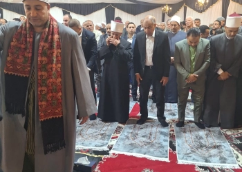 الشيخ طه النعماني يؤم المصلين في العشاء والتراويح بحضور وزير الأوقاف ومحافظ المنيا 35 - جريدة المساء