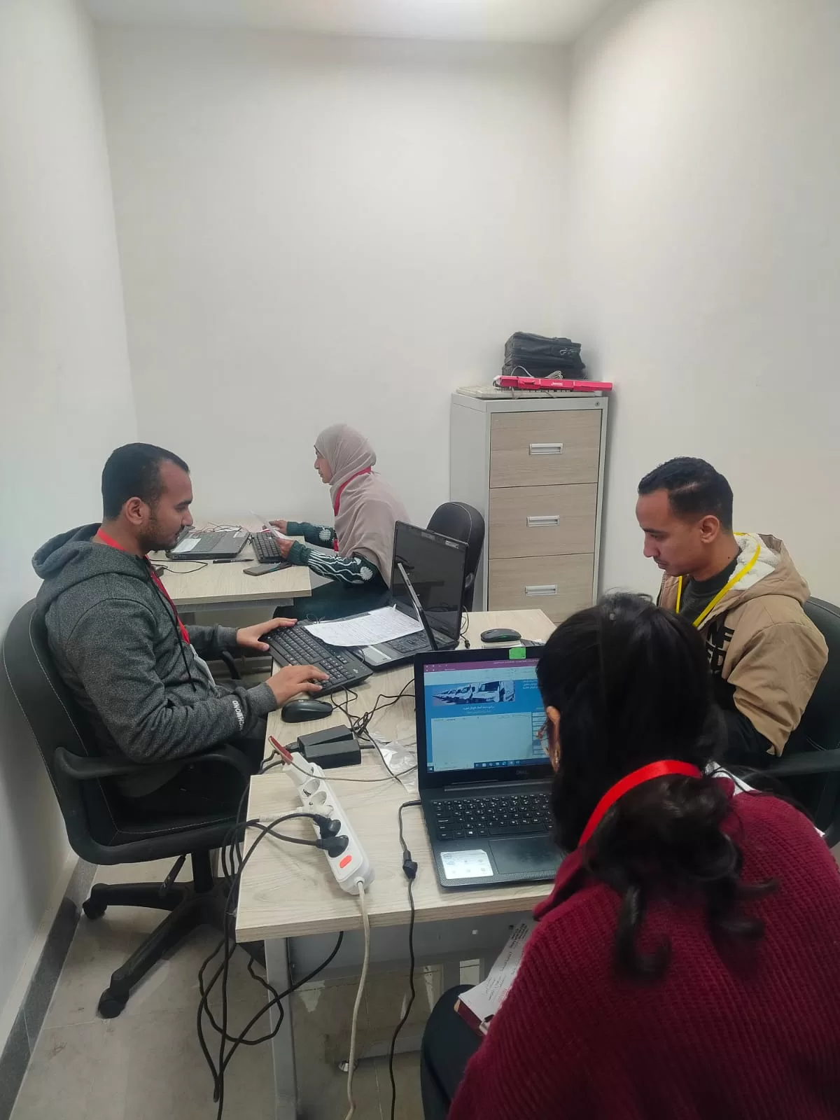 الكشف على 564 مواطنًا ضمن قافلة طبية مجانية بدشنا 32 - جريدة المساء