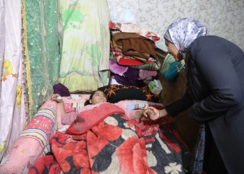 محافظ أسوان يوجه لعلاج الطفلة رودينا بعد سقوطها فى مطبق للصرف الصحي. 32 - جريدة المساء