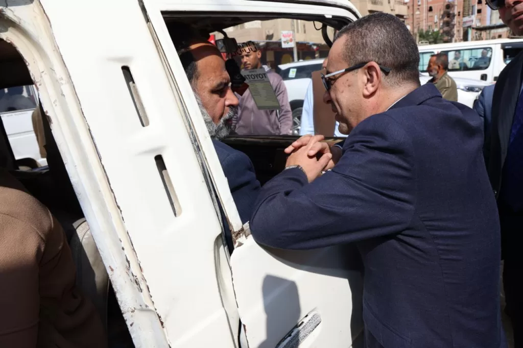 محافظ المنوفية يحاور السائقين فى المواقف ويشدد على الإلتزام بالتعريفة المقررة 19 - جريدة المساء