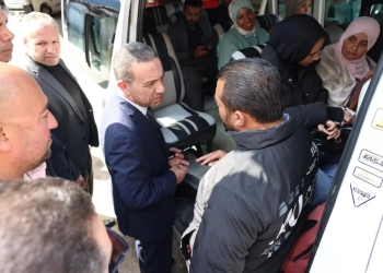 محافظ المنوفية يحاور السائقين فى المواقف و يشدد على الالتزام بالتعريفة المقررة و خطوط السير.. و يؤكد غرامات فورية للمخالفين 33 - جريدة المساء