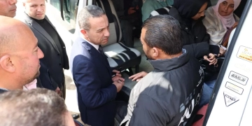 محافظ المنوفية يحاور السائقين فى المواقف و يشدد على الالتزام بالتعريفة المقررة و خطوط السير.. و يؤكد غرامات فورية للمخالفين 1 - جريدة المساء