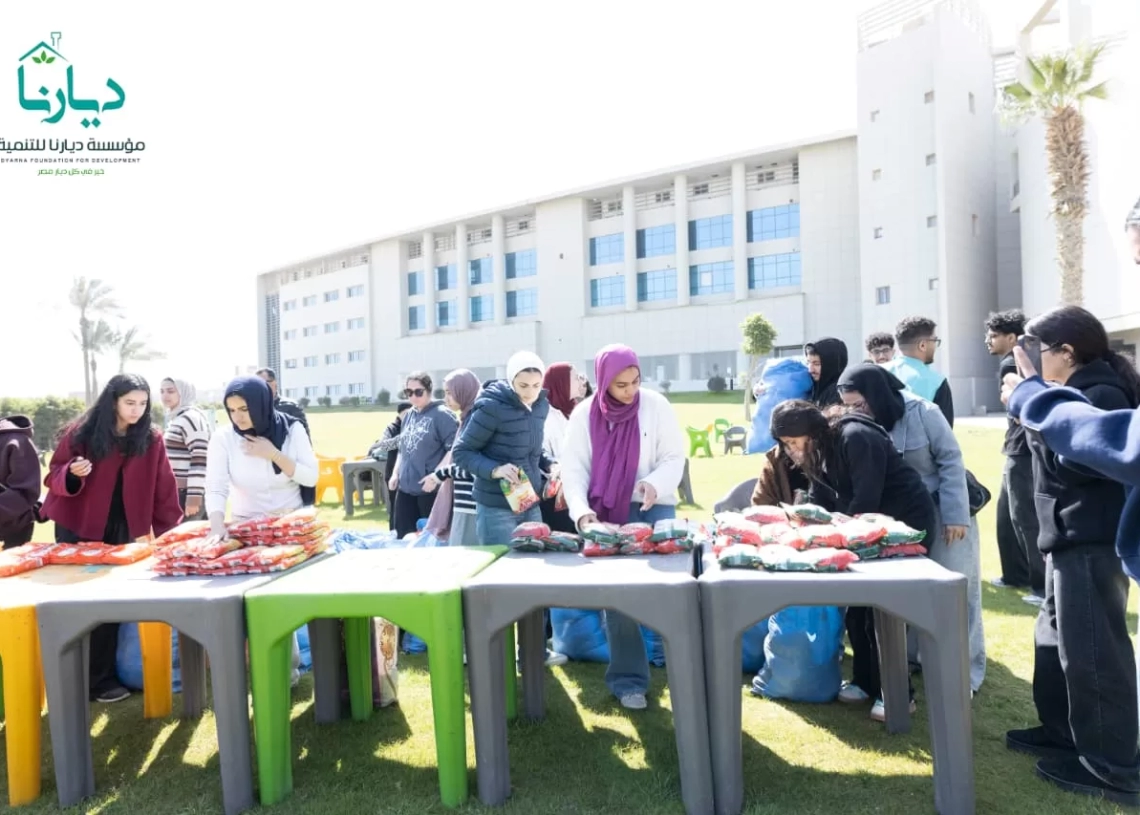 طلاب جامعة النيل يشاركون «ديارنا» تعبئة كراتين رمضان 19 - جريدة المساء