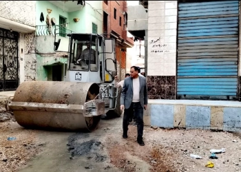 ضمن مشروعات الخطة الاستثمارية محافظ كفرالشيخ يتابع أعمال تركيب الانترلوك ببلطيم 35 - جريدة المساء