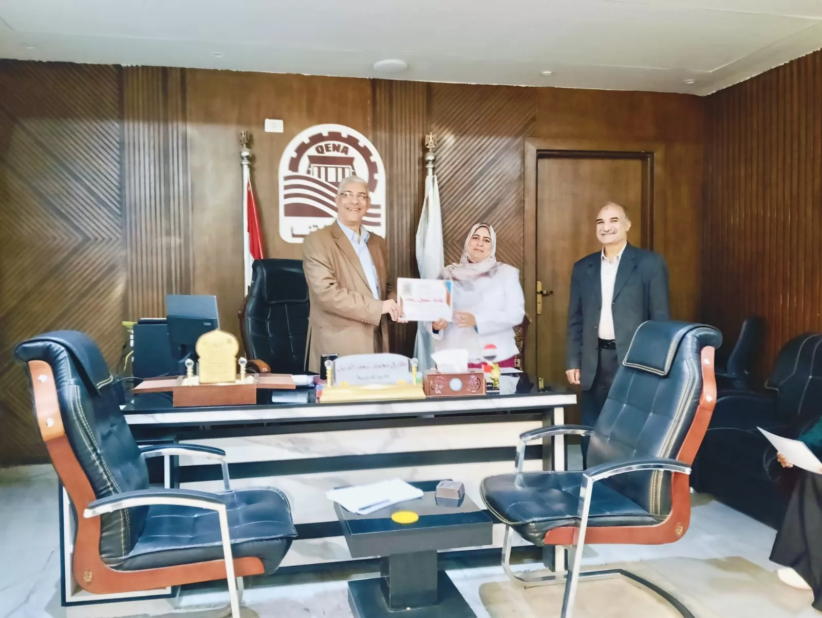 وكيل تعليم قنا يكرّم موجهي اللغة العربية ومدرسة نجع العرب الإعدادية تقديرًا لجهودهم التعليمية 43 - جريدة المساء