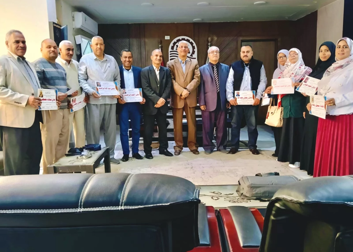 وكيل تعليم قنا يكرّم موجهي اللغة العربية ومدرسة نجع العرب الإعدادية تقديرًا لجهودهم التعليمية 39 - جريدة المساء