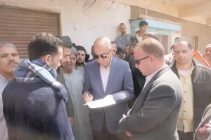محافظ المنيا يتفقد قرية الروضة.. ويعتمد إنشاء مدرسة جديدة 23 - جريدة المساء