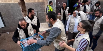 توزيع وجبات الإفطار على الأسر الأولى بالرعاية في حملة إفطار قرية 2 - جريدة المساء توزيع وجبات الإفطار على الأسر الأولى بالرعاية في حملة إفطار قرية 1 - جريدة المساء