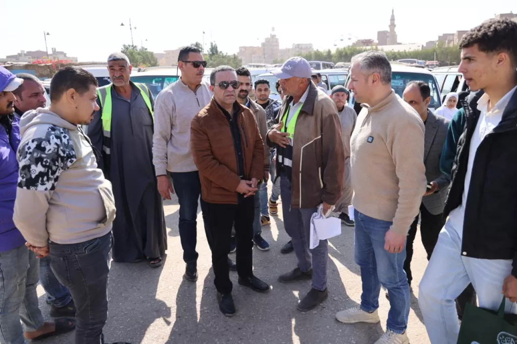 محافظ المنوفية يحاور الركاب فى موقف شبين : "محدش يدفع أكثر من الأجرة المقررة " 41 - جريدة المساء