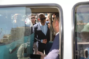 محافظ الجيزة يتفقد موقف السرفيس في ميدان المحافظة للتأكد من الالتزام بتعريفة الركوب 47 - جريدة المساء