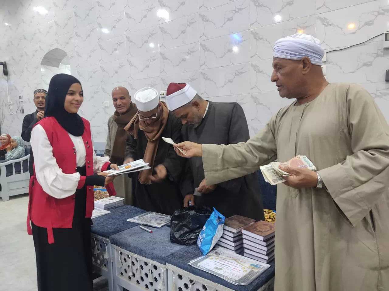 تكريم 135 من حفظة القرآن الكريم فى احتفالية كبرى بقرية الحرزات بنقادة 43 - جريدة المساء تكريم 135 من حفظة القرآن الكريم فى احتفالية كبرى بقرية الحرزات بنقادة 42 - جريدة المساء