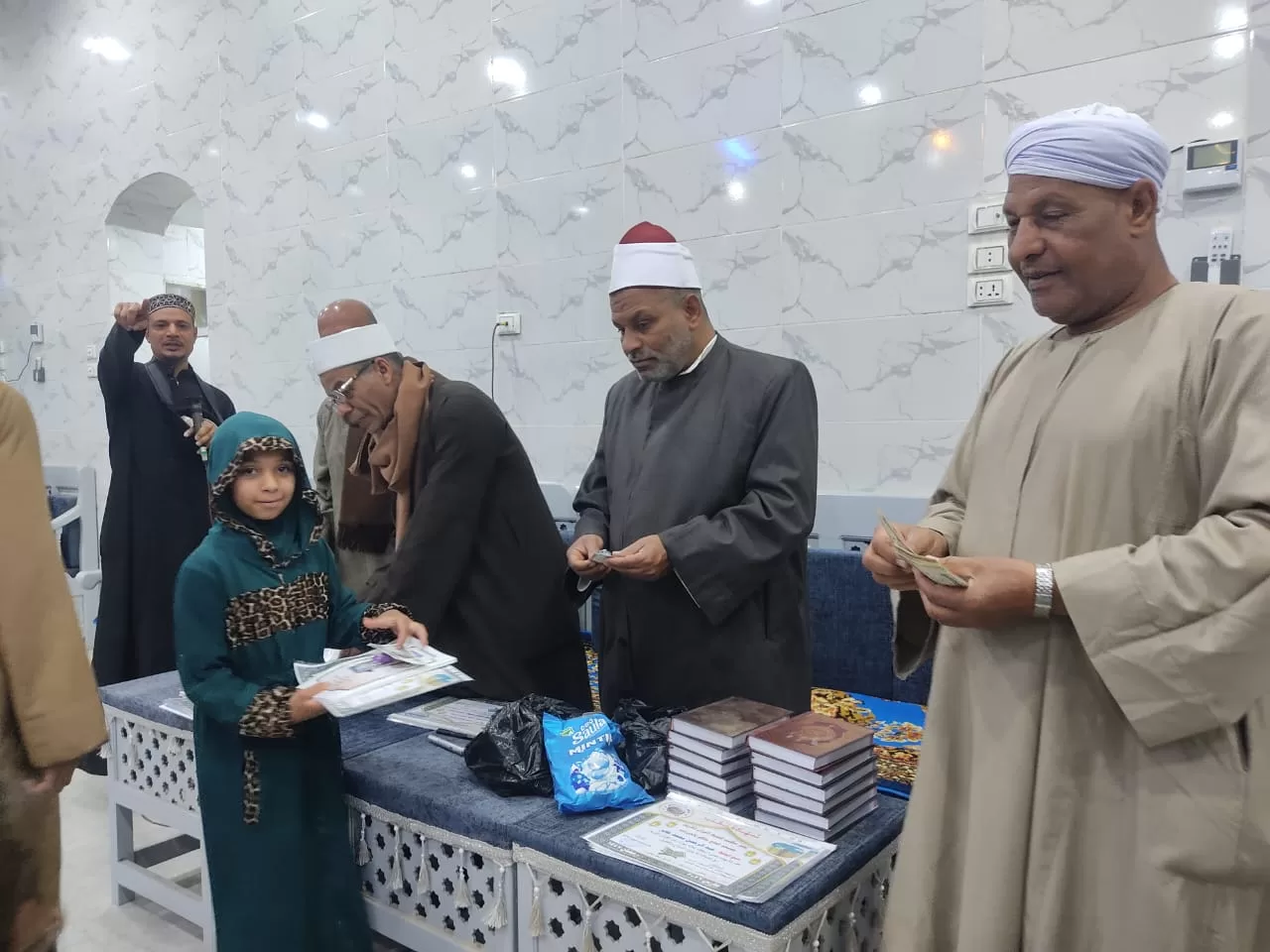 تكريم 135 من حفظة القرآن الكريم فى احتفالية كبرى بقرية الحرزات بنقادة 45 - جريدة المساء تكريم 135 من حفظة القرآن الكريم فى احتفالية كبرى بقرية الحرزات بنقادة 44 - جريدة المساء