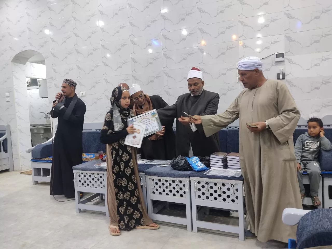 تكريم 135 من حفظة القرآن الكريم فى احتفالية كبرى بقرية الحرزات بنقادة 55 - جريدة المساء تكريم 135 من حفظة القرآن الكريم فى احتفالية كبرى بقرية الحرزات بنقادة 54 - جريدة المساء