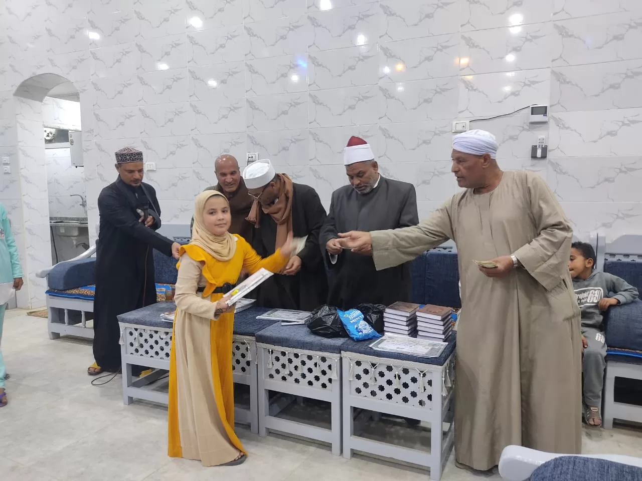تكريم 135 من حفظة القرآن الكريم فى احتفالية كبرى بقرية الحرزات بنقادة 61 - جريدة المساء تكريم 135 من حفظة القرآن الكريم فى احتفالية كبرى بقرية الحرزات بنقادة 60 - جريدة المساء