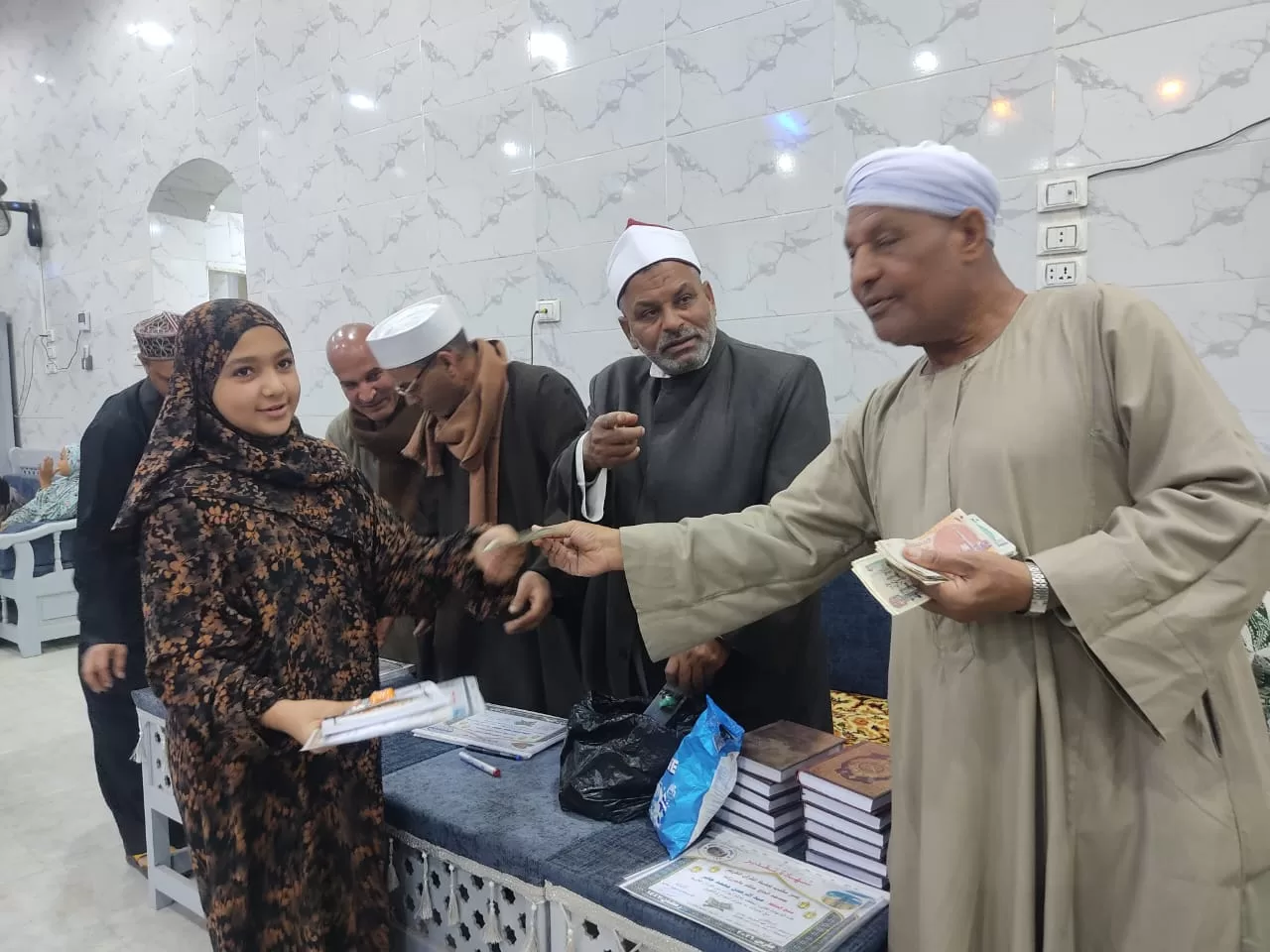 تكريم 135 من حفظة القرآن الكريم فى احتفالية كبرى بقرية الحرزات بنقادة 67 - جريدة المساء تكريم 135 من حفظة القرآن الكريم فى احتفالية كبرى بقرية الحرزات بنقادة 66 - جريدة المساء