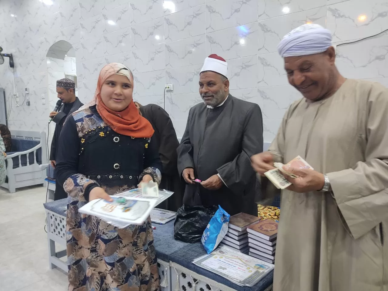 تكريم 135 من حفظة القرآن الكريم فى احتفالية كبرى بقرية الحرزات بنقادة 91 - جريدة المساء تكريم 135 من حفظة القرآن الكريم فى احتفالية كبرى بقرية الحرزات بنقادة 90 - جريدة المساء