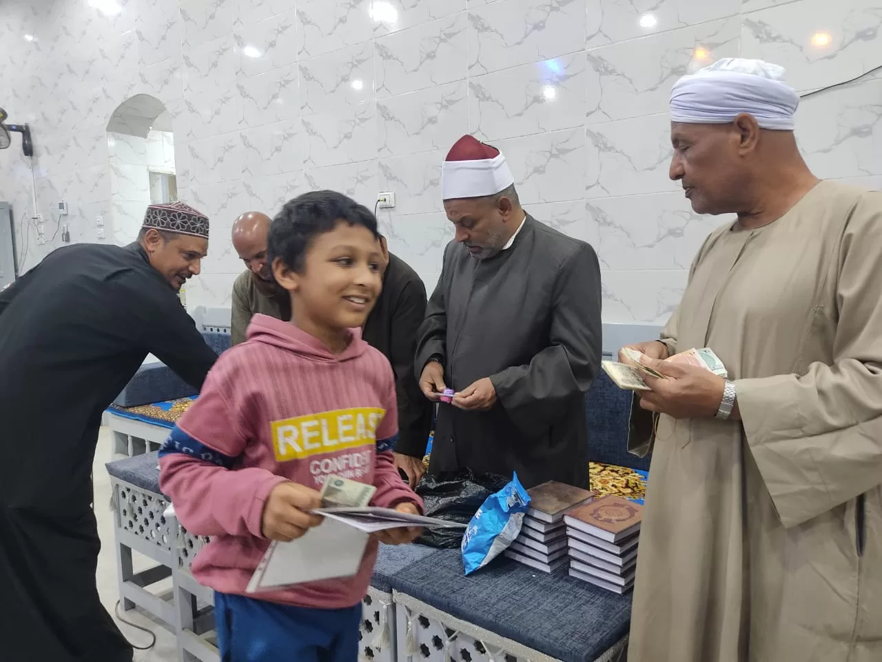 تكريم 135 من حفظة القرآن الكريم فى احتفالية كبرى بقرية الحرزات بنقادة 95 - جريدة المساء تكريم 135 من حفظة القرآن الكريم فى احتفالية كبرى بقرية الحرزات بنقادة 94 - جريدة المساء