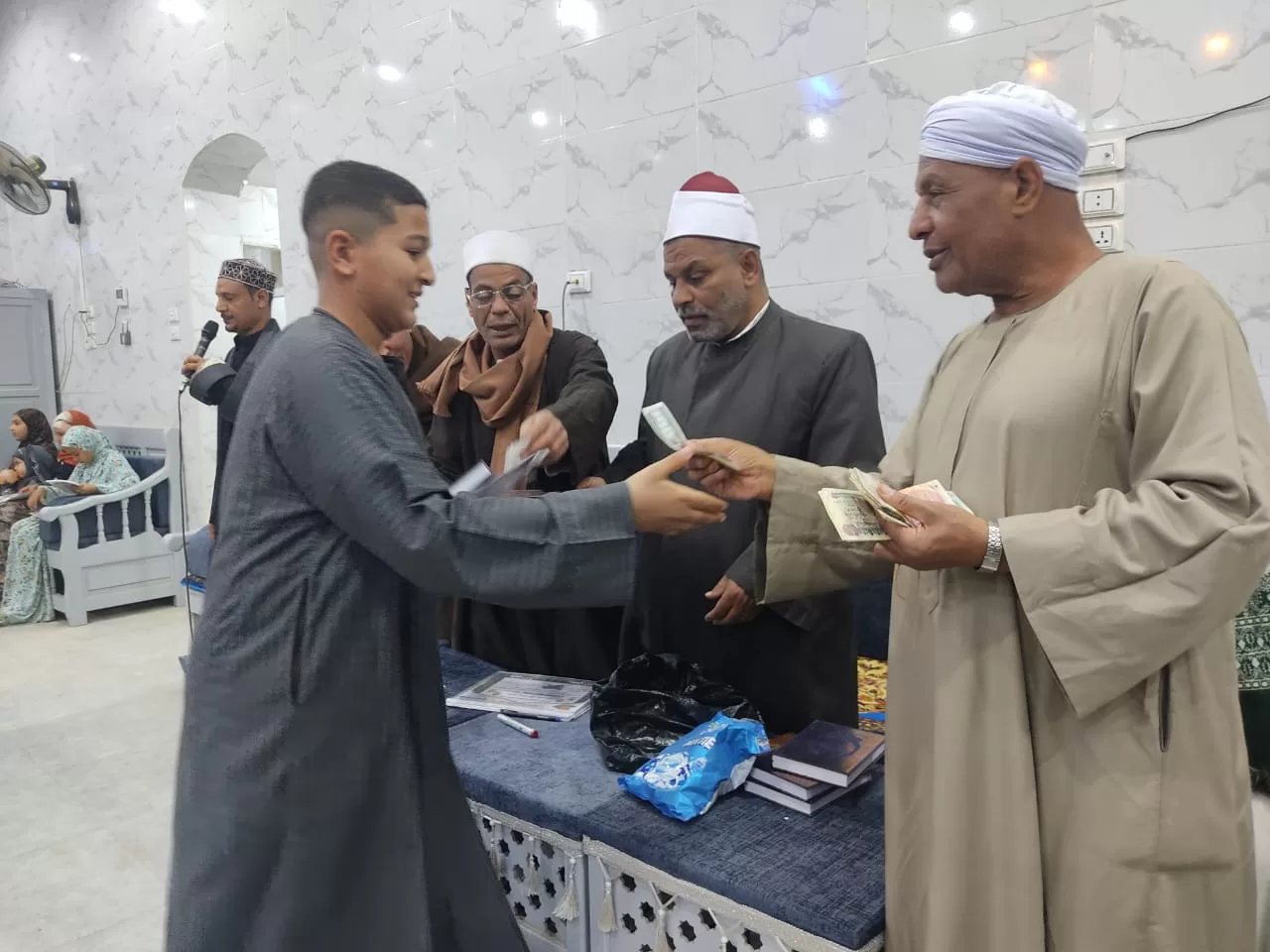 تكريم 135 من حفظة القرآن الكريم فى احتفالية كبرى بقرية الحرزات بنقادة 131 - جريدة المساء تكريم 135 من حفظة القرآن الكريم فى احتفالية كبرى بقرية الحرزات بنقادة 130 - جريدة المساء