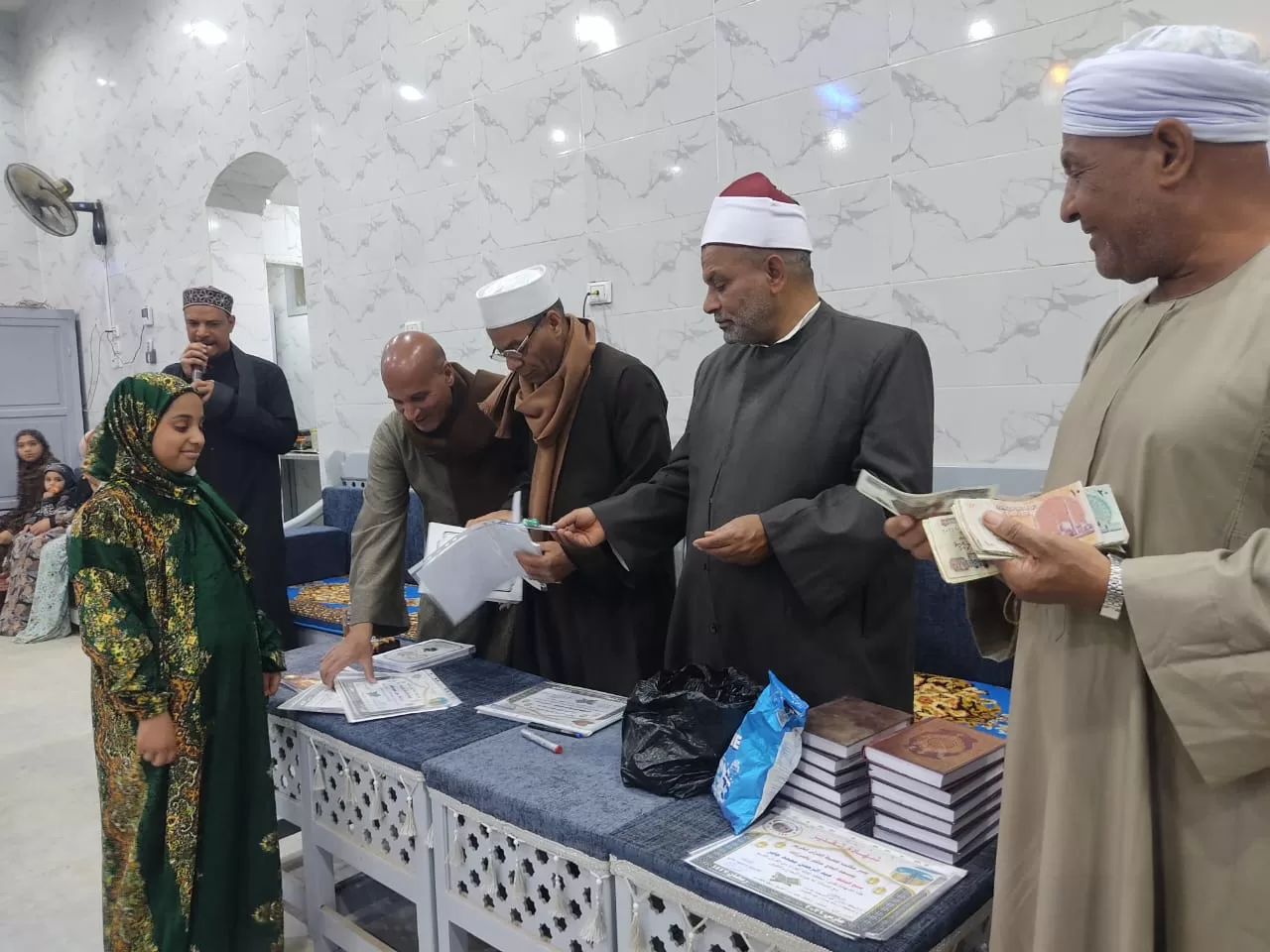 تكريم 135 من حفظة القرآن الكريم فى احتفالية كبرى بقرية الحرزات بنقادة 97 - جريدة المساء تكريم 135 من حفظة القرآن الكريم فى احتفالية كبرى بقرية الحرزات بنقادة 96 - جريدة المساء