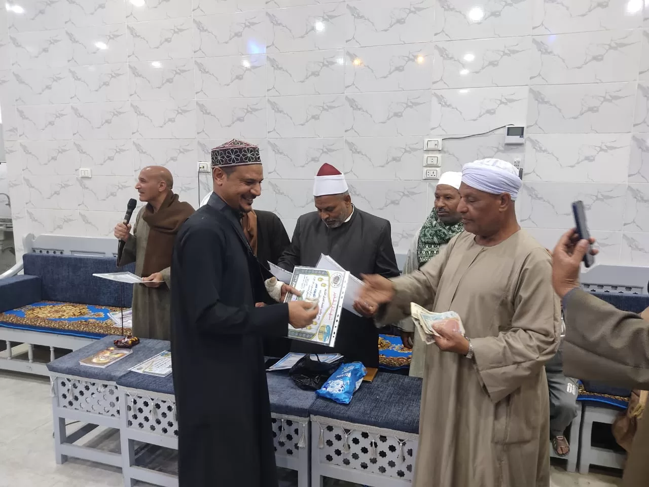 تكريم 135 من حفظة القرآن الكريم فى احتفالية كبرى بقرية الحرزات بنقادة 129 - جريدة المساء تكريم 135 من حفظة القرآن الكريم فى احتفالية كبرى بقرية الحرزات بنقادة 128 - جريدة المساء