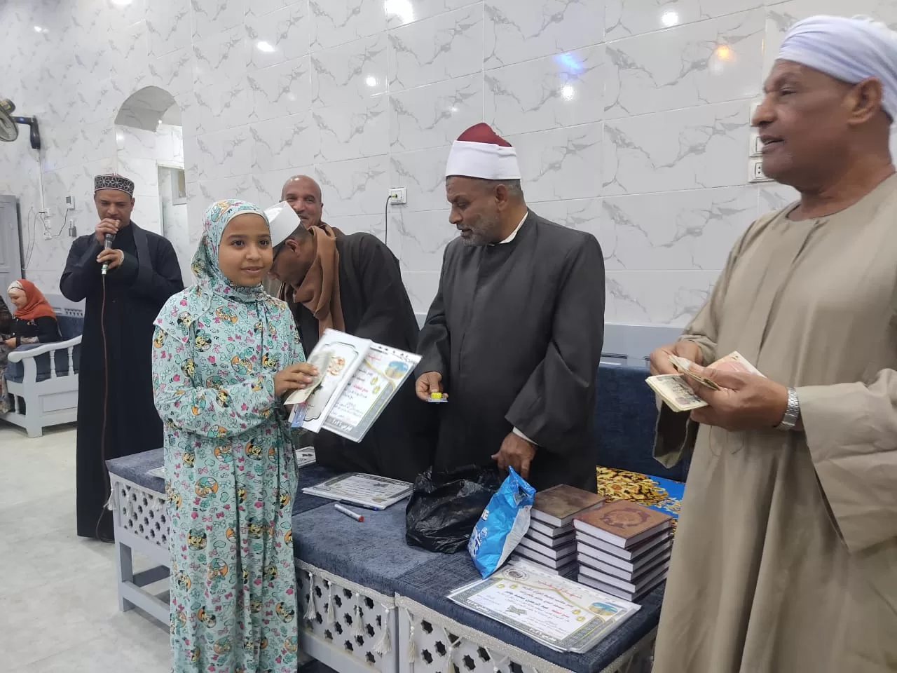تكريم 135 من حفظة القرآن الكريم فى احتفالية كبرى بقرية الحرزات بنقادة 115 - جريدة المساء تكريم 135 من حفظة القرآن الكريم فى احتفالية كبرى بقرية الحرزات بنقادة 114 - جريدة المساء