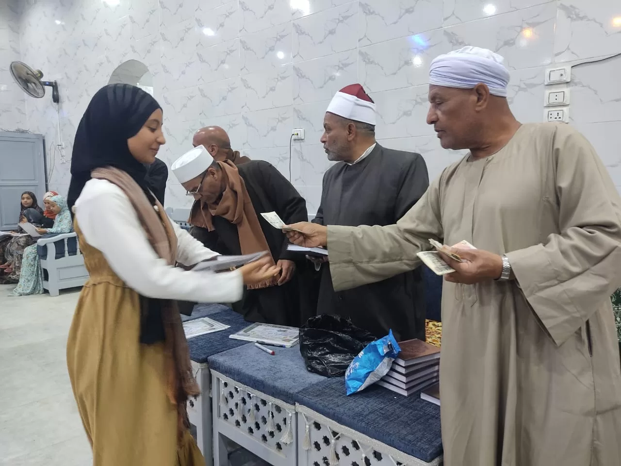 تكريم 135 من حفظة القرآن الكريم فى احتفالية كبرى بقرية الحرزات بنقادة 101 - جريدة المساء تكريم 135 من حفظة القرآن الكريم فى احتفالية كبرى بقرية الحرزات بنقادة 100 - جريدة المساء