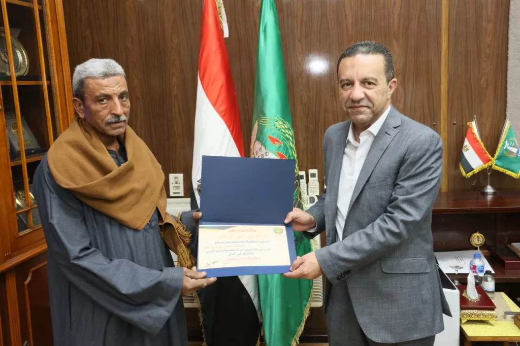 شهادة تقدير و مكافأة مالية للعامل "المخلص" بأشمون 34 - جريدة المساء شهادة تقدير و مكافأة مالية للعامل "المخلص" بأشمون 33 - جريدة المساء