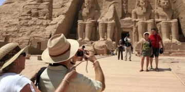 احترام .. وضوابط .. السياحة تستبعد بعض العاملين من سقارة.. بسبب تسلق سائحتين لأحد التوابيت 1 - جريدة المساء