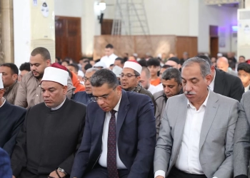 محافظ البحر الأحمر يؤدي صلاة العيد بمسجد الميناء الكبير بالغردقة 27 - جريدة المساء