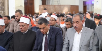 محافظ البحر الأحمر يؤدي صلاة العيد بمسجد الميناء الكبير بالغردقة 1 - جريدة المساء