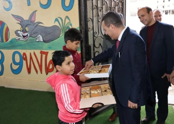 محافظ المنوفية يوزع العيدية و الهدايا علي الأطفال اليتامى بالحضانة الإيوائية بكفر المصيلحة..بمناسبة عيد الفطر المبارك 57 - جريدة المساء