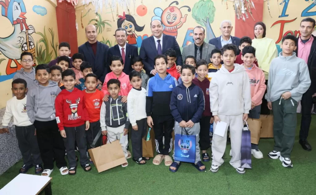 محافظ المنوفية يوزع العيدية و الهدايا علي الأطفال اليتامى بالحضانة الإيوائية بكفر المصيلحة..بمناسبة عيد الفطر المبارك 21 - جريدة المساء