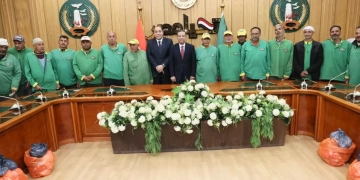 عيدية ومواد غذائية لعمال النظافة بالمنوفية 1 - جريدة المساء