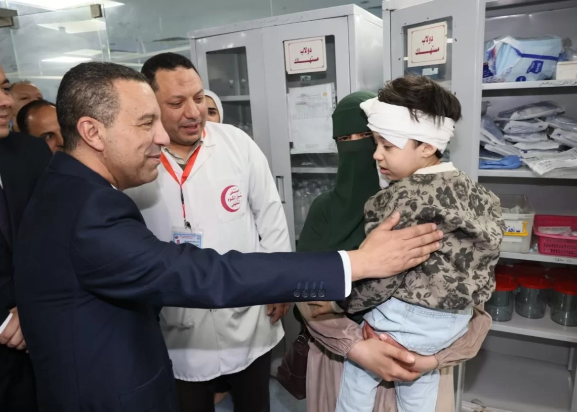 محافظ المنوفية يوزع العيدية والكعك على الأسر الفلسطينية بمستشفى شبين التعليمي 20 - جريدة المساء محافظ المنوفية يوزع العيدية والكعك على الأسر الفلسطينية بمستشفى شبين التعليمي 19 - جريدة المساء