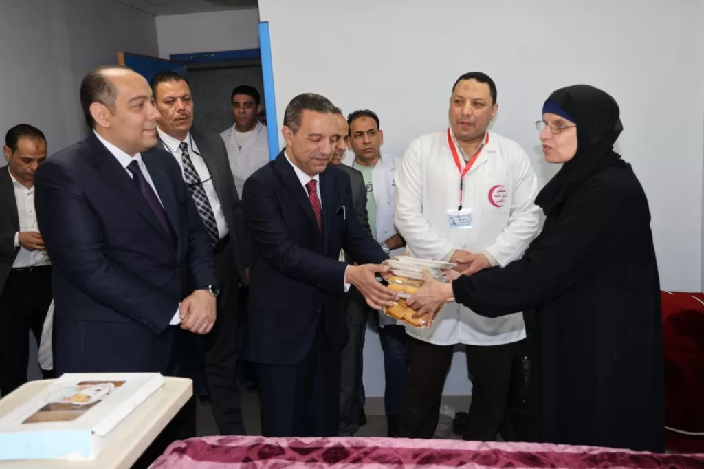 محافظ المنوفية يوزع العيدية والكعك على الأسر الفلسطينية بمستشفى شبين التعليمي 22 - جريدة المساء محافظ المنوفية يوزع العيدية والكعك على الأسر الفلسطينية بمستشفى شبين التعليمي 21 - جريدة المساء