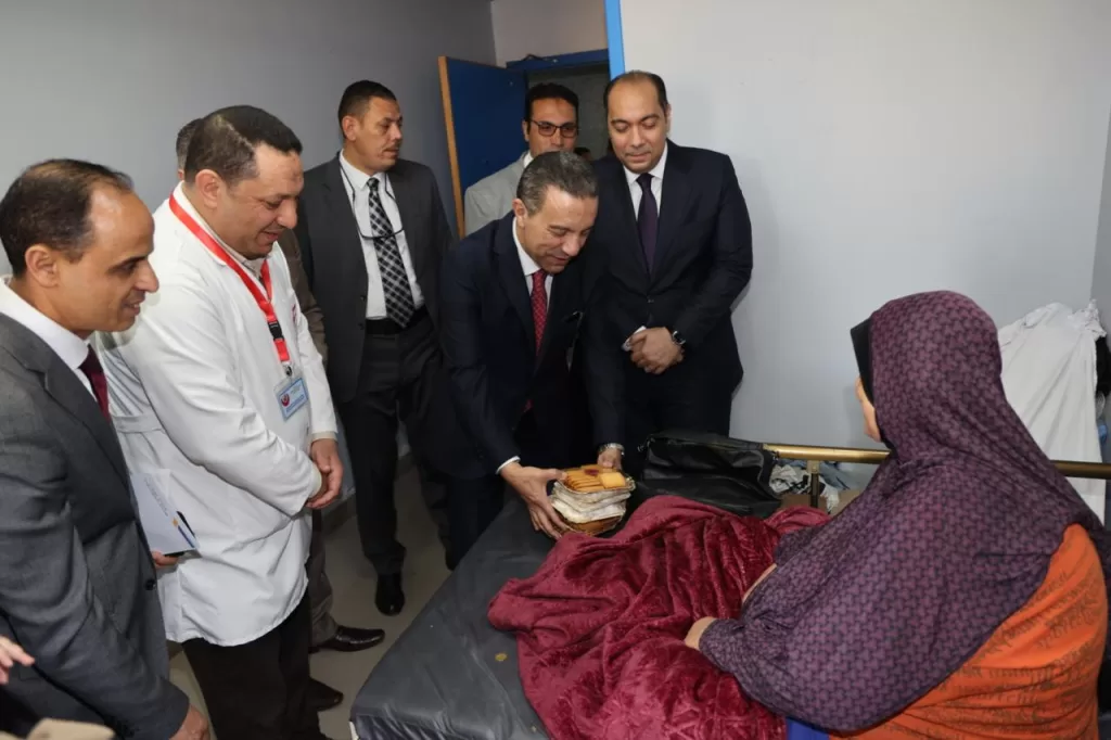 محافظ المنوفية يوزع العيدية والكعك على الأسر الفلسطينية بمستشفى شبين التعليمي 26 - جريدة المساء محافظ المنوفية يوزع العيدية والكعك على الأسر الفلسطينية بمستشفى شبين التعليمي 25 - جريدة المساء