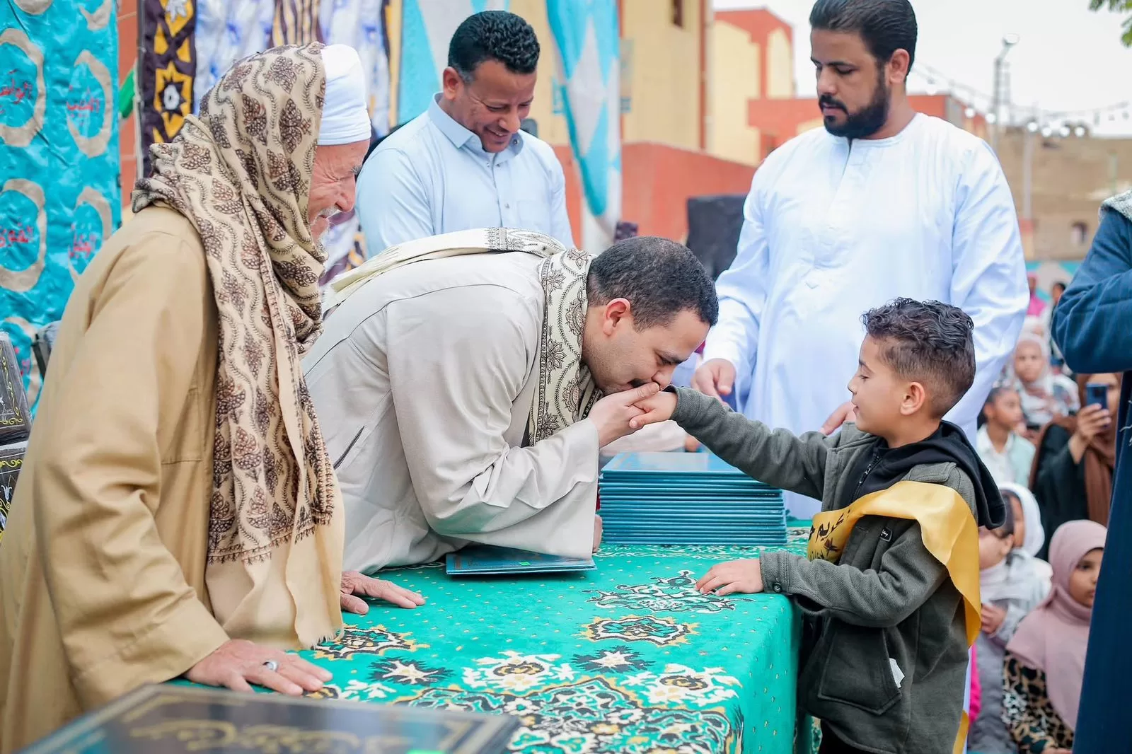 القرآن يضيء القلوب.. 300 حافظ و6 رحلات عمرة في قرى الأشراف 27 - جريدة المساء القرآن يضيء القلوب.. 300 حافظ و6 رحلات عمرة في قرى الأشراف 26 - جريدة المساء