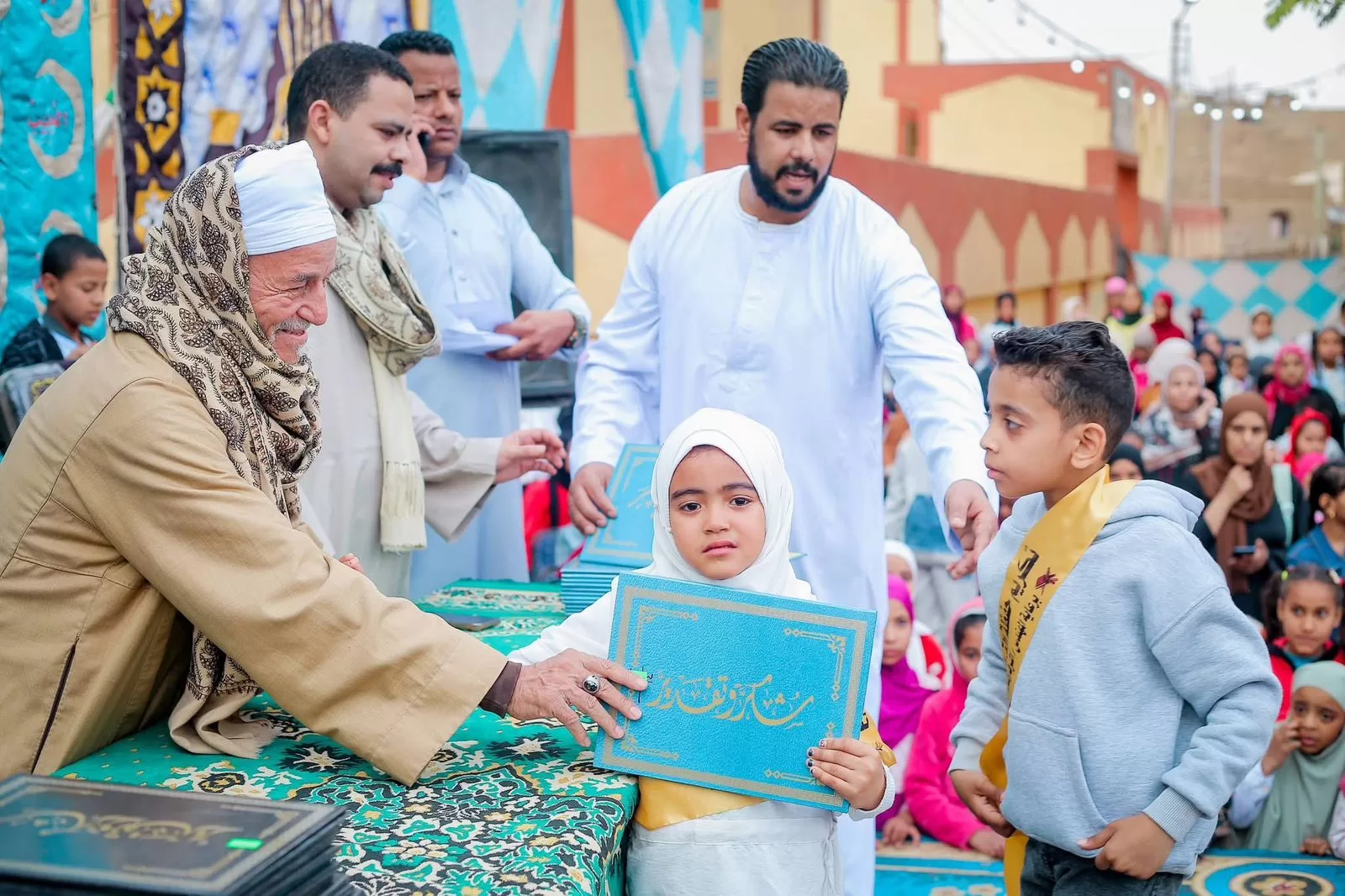 القرآن يضيء القلوب.. 300 حافظ و6 رحلات عمرة في قرى الأشراف 65 - جريدة المساء القرآن يضيء القلوب.. 300 حافظ و6 رحلات عمرة في قرى الأشراف 64 - جريدة المساء