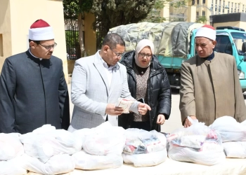 تسليم 5622 شنطة مواد غذائية للأسر الأولى بالرعاية بالفيوم 19 - جريدة المساء