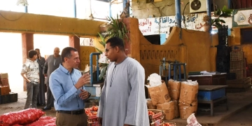 جولة ميدانية مفاجئة لمحافظ أسوان داخل شادر الجملة للخضراوات والفاكهة بأبو الريش 1 - جريدة المساء