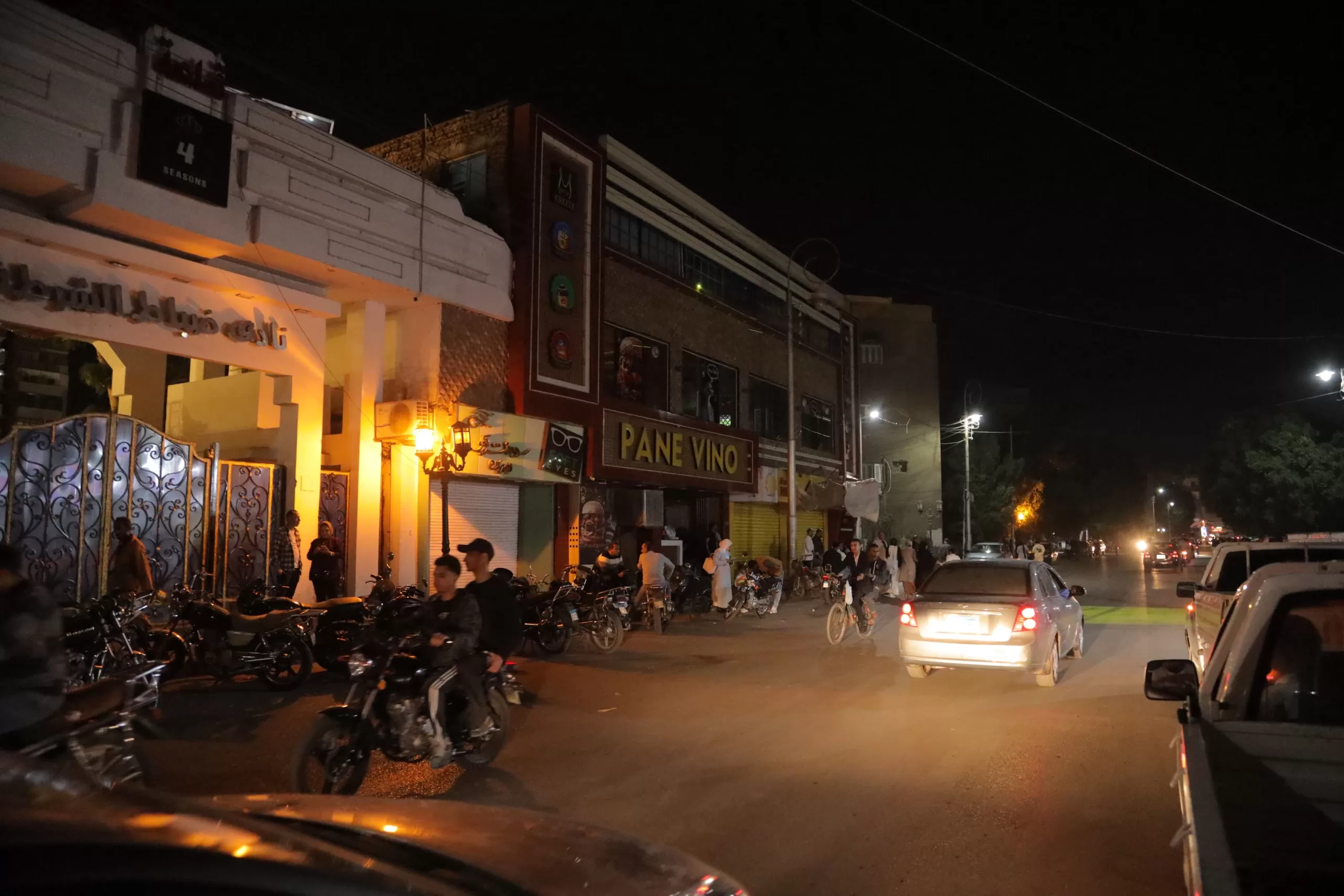 محافظ قنا يتابع تنفيذ قرار مجلس الوزراء بشأن مواعيد غلق المحال العامة 21 - جريدة المساء