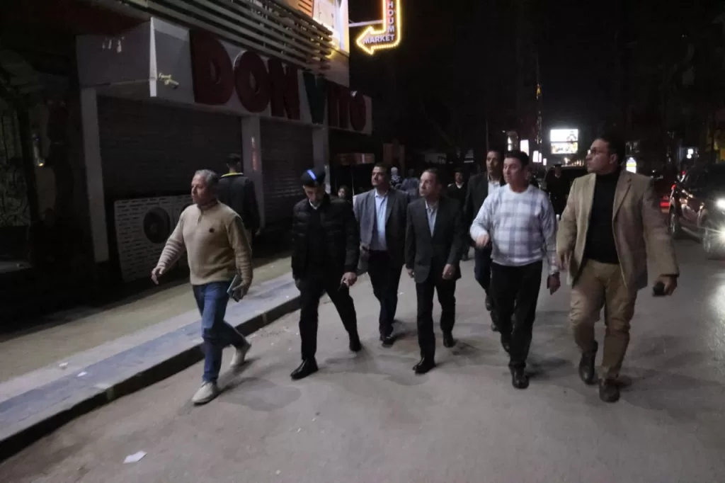 محافظ المنوفية يتفقد شوارع شبين ليلا لمتابعة تطبيق غلق المحال 21 - جريدة المساء