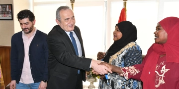 د. محمد مصطفى يستقبل مريضتين سودانيتين بعد علاجهما بـ"الجمهورية التعليمي" 1 - جريدة المساء