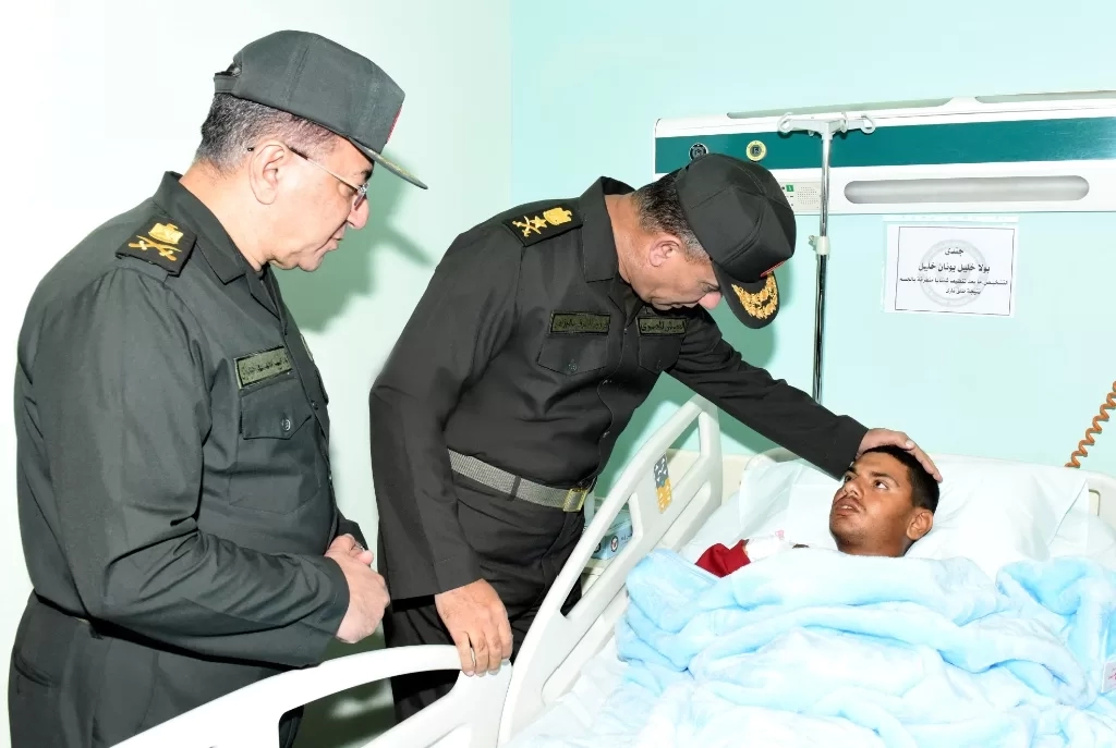 وزير الدفاع يزور عددا من المصابين بمجمع الجلاء الطبى 19 - جريدة المساء