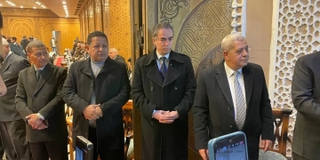 المسلماني يشارك عائلة فهمي عمر في تلقي عزاء شيخ الإذاعيين 1 - جريدة المساء