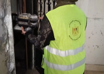 التضامن توزع ١٥ ألف وجبة علي أهالي المناطق المطورة