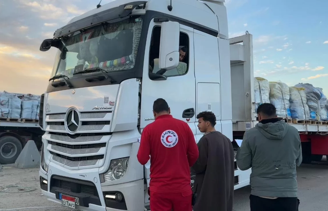 الهلال الأحمر يواصل دعم الأشقاء الفلسطينيين بزاد العزة الـ 150