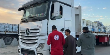 الهلال الأحمر يواصل دعم الأشقاء الفلسطينيين بزاد العزة الـ 150