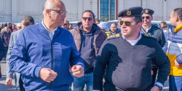 محافظ الإسكندرية في جولة مفاجئة لتفقد موقف “سيرفيس محطة مصر " لمتابعة الالتزام بالتعريفة الجديدة 9 - جريدة المساء